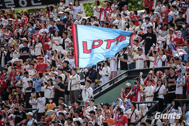 2만 3200석의 만원 관중이 입장한 사직야구장에서 롯데가 한화와의 주말 2경기를 모두 내주고 9위로 추락했다. 19일 1루 관중석을 가득 채운 롯데 팬들. 롯데 자이언츠 제공