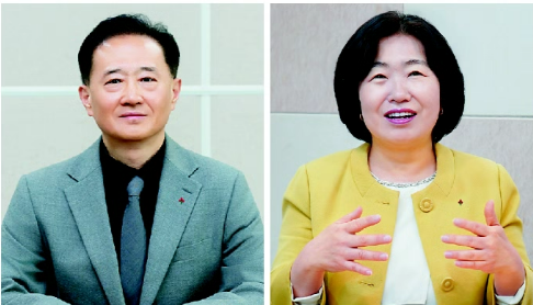부산 사직종합사회복지관 황승호(왼쪽) 관장과 절영종합사회복지관 서미라 관장. 부산사랑의열매 제공