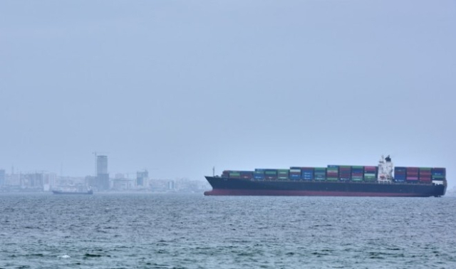 이란 케슘섬 해안을 지나는 컨테이너선. AP연합뉴스 자료사진