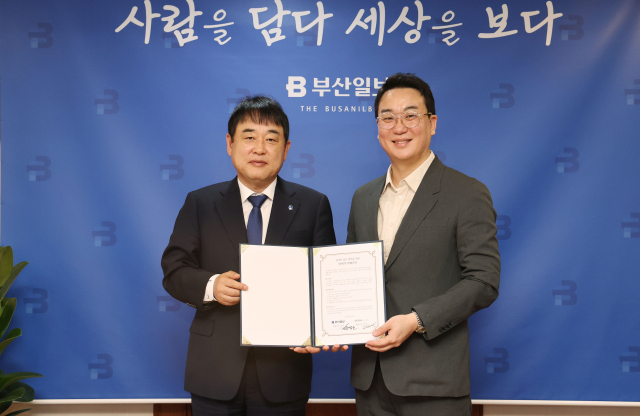 부산일보(손영신 대표이사, 왼쪽)와 (주)글리처파트너스(정필훈 대표이사)는 20일 오전 부산일보사에서 부산 지역 유망 기업 발굴과 지역 경제 활성화 등을 위한 업무협약을 체결했다. 정종회 기자 jjh@