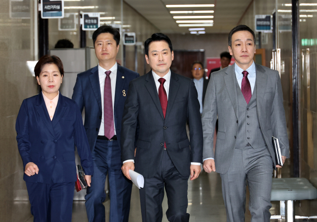 미국 방문 일정을 마친 뒤 20일 새벽에 귀국한 국민의힘 장동혁 대표(오른쪽 두 번째)가 국회에서 열린 최고위원회의에 참석하기 위해 입장하고 있다. 오른쪽부터 김민수 최고위원, 장 대표, 우재준 청년최고위원, 양향자 최고위원. 연합뉴스