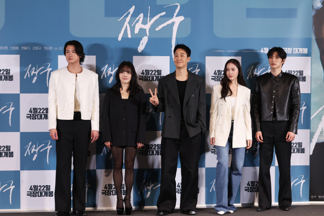 서울 용산구 cgv용산아이파크몰에서 영화 '짱구'언론시사회 및 기자간담회에서 배우들이 포즈를 취하고 있다. 왼쪽부터 신승호, 권소현, 정우, 정수정, 조범규. 연합뉴스