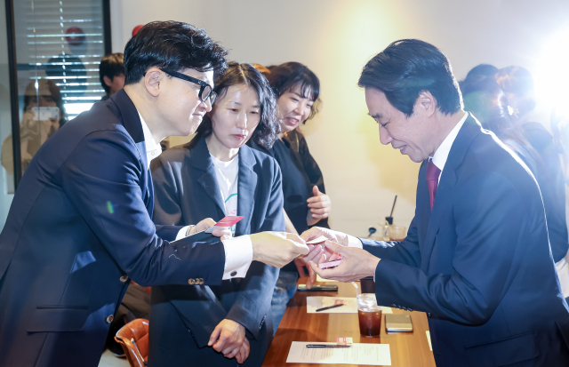 한동훈 전 국민의힘 대표가 20일 부산 북구 한 카페에서 열린 최윤홍 부산교육감 예비후보 초청 '부산 북구 학부모 소통간담회'에서 최 후보와 인사하고 있다. 김종진 기자 kjj1761@