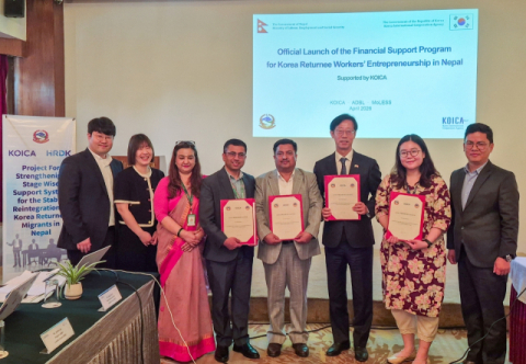 공무헌 코이카 네팔 사무소장(오른쪽에서 세 번째), 크리슈나 사프코타(Krishna Sapkota) 네팔 노동고용사회보장부 국장(오른쪽에서 네 번째) 등. 코이카 제공