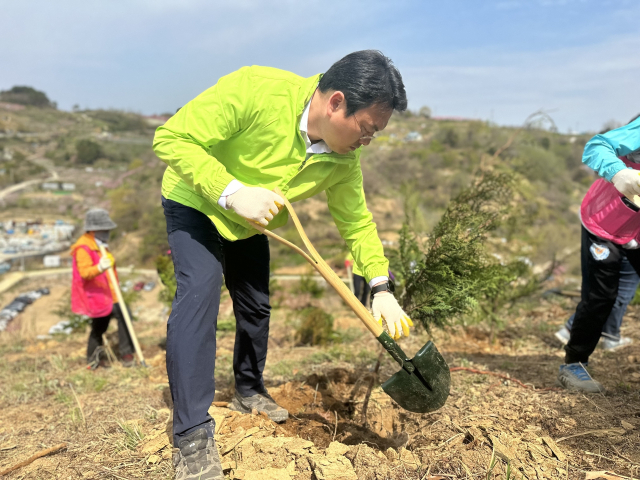 정덕교 진주시 산림조합장이 진주시에서 나무를 심고 있다. 본인 제공