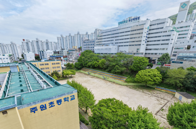 부산시교육청이 주원초를 일반재산으로 변경, 학교용지 도시계획 해제 절차를 진행해 8월 공개입찰 예정이다. 20일 부산진구 주원초 일대 전경. 김종진 기자 kj1761@