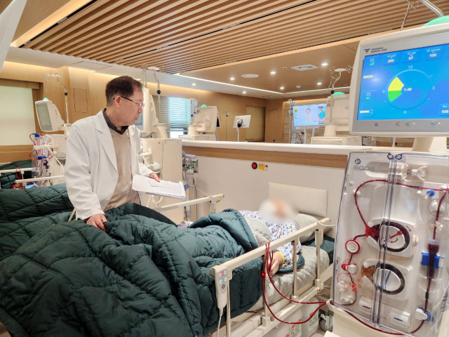 만성콩팥병 환자는 혈액투석을 받지 않으면 생명이 위험해지기 때문에 접근성이 좋은 요양기관에서 신장내과 전문의로부터 정기적인 관리를 받아야 한다. 수영나라요양병원 곽임수 원장이 투석 중인 환자를 돌보고 있다. 수영나라요양병원 제공