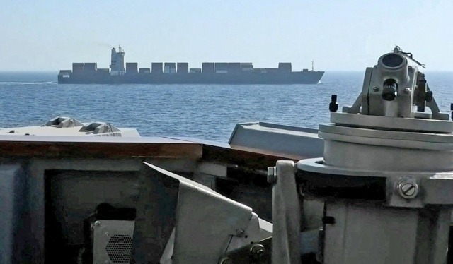 19일(현지 시간) 미 해군 구축함 스프루언스호가 호르무즈 해협에 접근하던 이란 국적의 화물선 투스카호를 상대로 나포 작전을 벌이고 있다. 미군 중부사령부는 해당 선박이 미국의 해상 봉쇄 조치를 위반해 나포했다고 밝혔다. 로이터연합뉴스