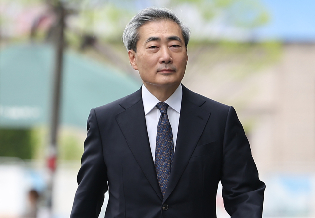 신현송 한국은행 총재 후보자가 20일 서울 중구 한화금융플라자에 마련된 인사청문회 준비사무실로 출근하고 있다. 연합뉴스