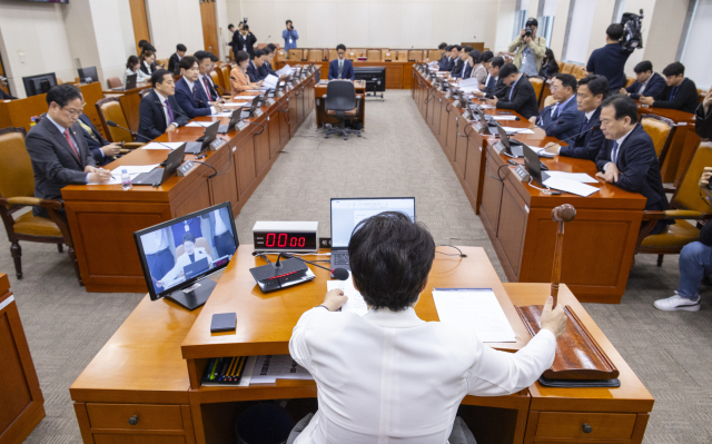 20일 국회에서 열린 재정경제기획위원회 전체 회의에서 임이자 위원장이 여야 합의된 신현송 한국은행 총재 후보자에 대한 인사청문보고서 채택을 알리며 의사봉을 두드리고 있다. 연합뉴스