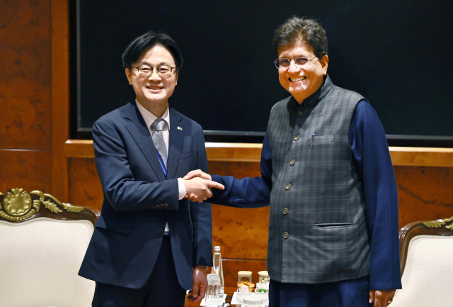 김정관 산업통상부 장관이 20일(현지시간) 인도 뉴델리 바라트 만다팜 컨벤션센터에서 피유시 고얄 인도 상공부 장관과 면담에 앞서 기념사진을 찍고 있다, 양국 장관은 이날 한-인도 산업협력위원회 등 정상회담 후속조치를 논의했다. 산업부 제공