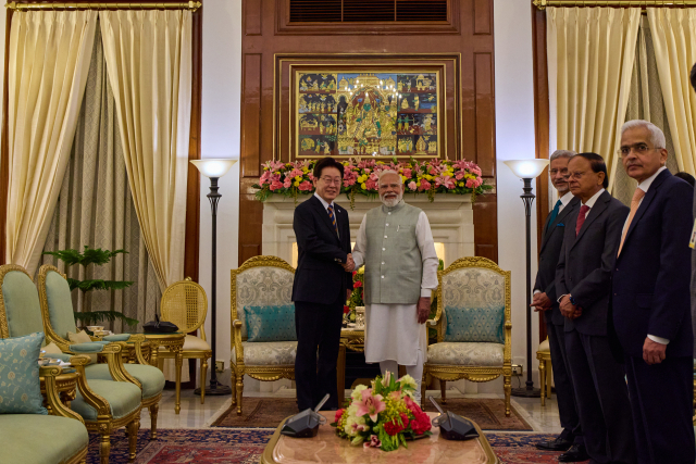 이재명 대통령과 나렌드라 모디 인도 총리가 20일(현지시간) 뉴델리 영빈관에서 소인수 정상회담에 앞서 악수하고 있다. 공동취재단 제공