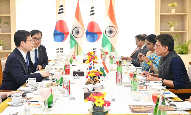 여한구 산업통상부 통상교섭본부장이 20일(현지시간) 인도 상공부 회의실에서 피유시 고얄 인도 상공부 장관과 면담하고 있다, 양국은 이날 한-인도 포괄적경제동반자협정(CEPA) 재개 및 가속화 방안을 논의했다. 산업부 제공