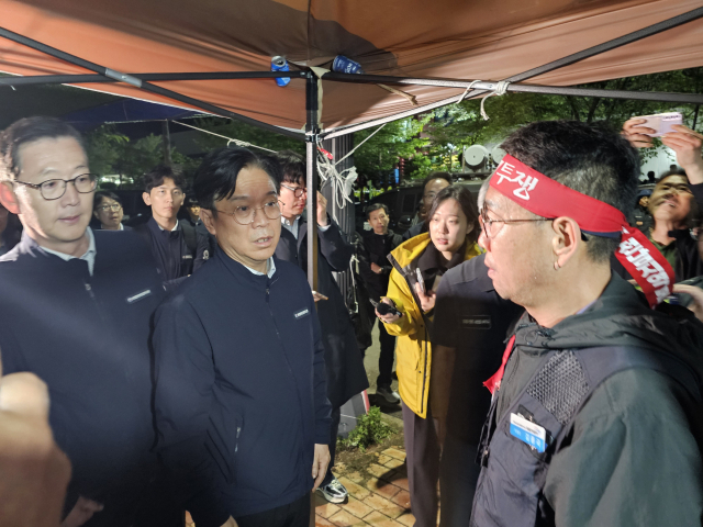 김영훈 노동부 장관이 진주시 정촌면 CU 진주물류센터를 찾아 화물연대와 면담을 진행했다. 독자 제공