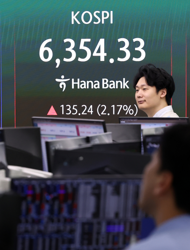 코스피, 반도체주 강세에 6,340선…장중 사상 최고치 돌파 코스피가 장중 한때 사상 최고치를 경신한 21일 서울 하나은행 본점 딜링룸에서 딜러들이 업무를 보고 있다. 연합뉴스