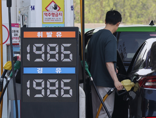 지난 19일 서울 만남의광장 주유소 앞에 휘발유 가격이 게시돼 있다. 연합뉴스