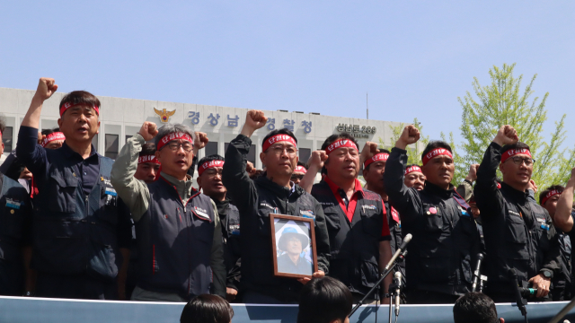 21일 경남 창원시 의창구 사림동 경남경찰청 앞에서 화물연대 조합원들이 사상 사고 책임을 묻는 긴급 기자회견을 열고 있다. 최환석 기자