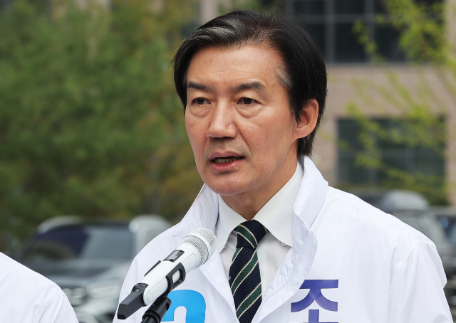 조국혁신당 조국 대표가 20일 경기도 평택시 고덕면 KTX 경기남부역사 예정 부지 앞에서 열린 현장 최고위원회의에서 발언하고 있다. 연합뉴스