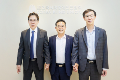 2026년 4월 20일 장애인의 날을 맞아 정정훈 캠코 사장(사진 오른쪽), 민병덕 더불어 민주당 국회의원(사진 가운데) 및 김재룡 한국시각장애인협회장(사진 왼쪽)이 시각장애인을 위한 ‘소리책(오디오북) 낭독 봉사활동’ 기념촬영을 하고 있다.