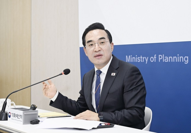 박홍근 기획예산처 장관이 21일 정부세종청사 기획처 기자실에서 출입기자들과 간담회를 갖고 있다. 기획처 제공