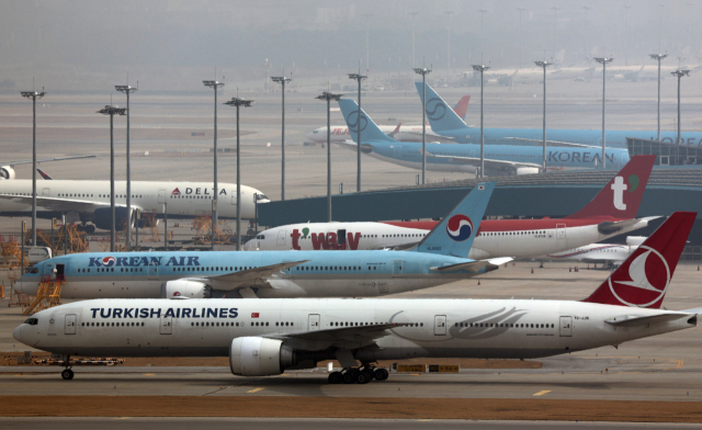 인천공항 전망대에서 바라본 인천국제공항 계류장 모습. 연합뉴스