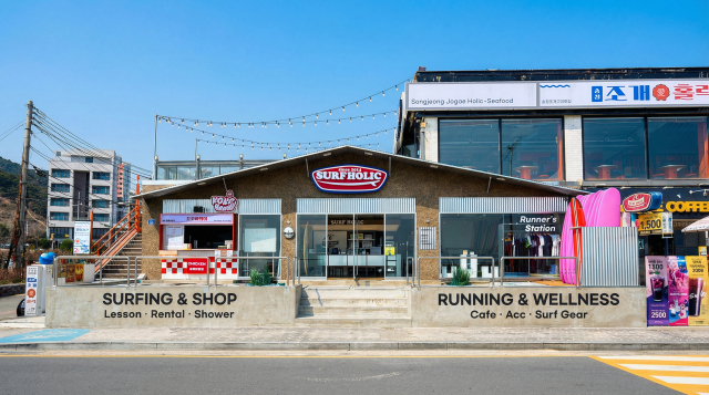 러너 커뮤니티 공간으로 운영되는 부산 해운대구 서프홀릭 부산본점 매장. (주)서프홀릭·롯데백화점 제공