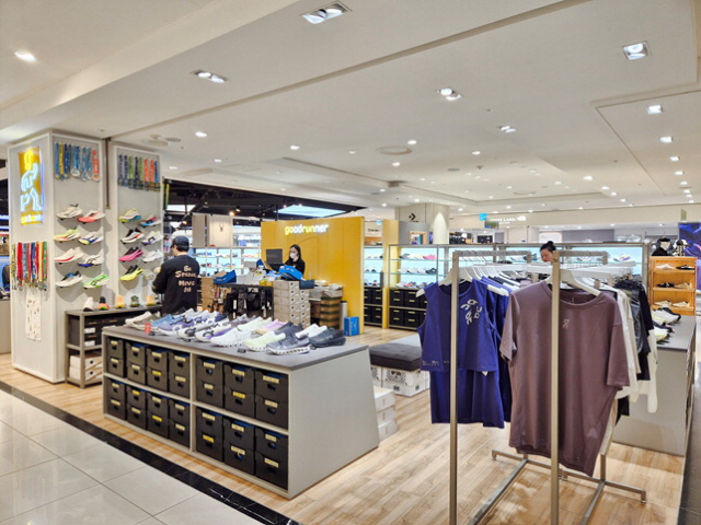 롯데백화점 부산본점의 러닝화 편집숍 ‘굿러너컴퍼니’ 매장. 롯데백화점 제공