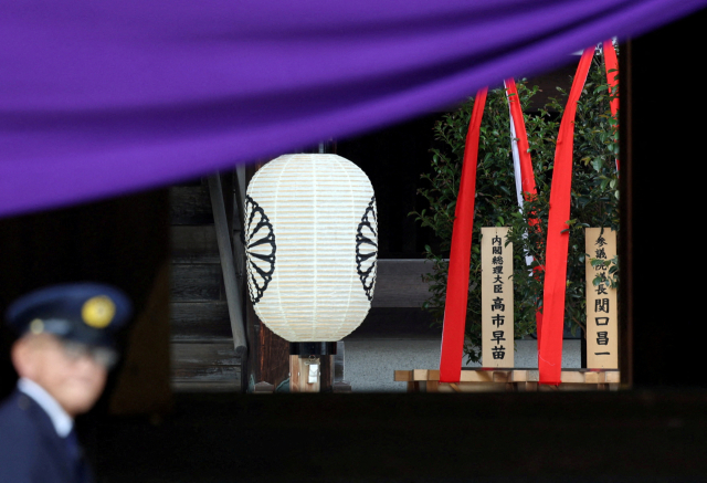 다카이치 총리는 21일 ‘내각총리 대신 다카이치 사나에’ 명의로 ‘마사카키’라고 불리는 공물을 봉납했다. 로이터연합뉴스