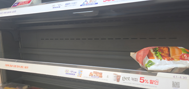 서울 송파구에 있는 편의점 CU 간편식 매대. 화물연대 파업으로 삼각김밥 등 간편식 매대가 텅 비어있다. 유승호 기자