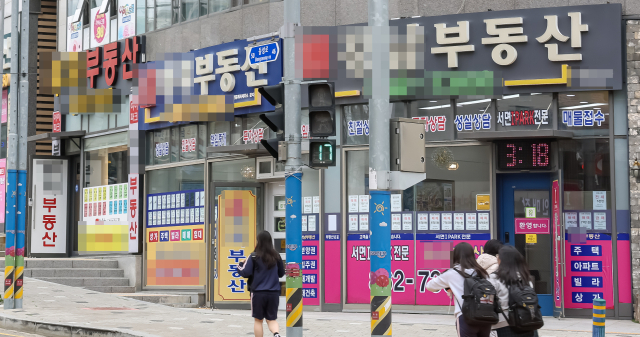 최근 발의된 공인중개사법 개정안에 대해 부동산 중개업계가 반발하고 있다. 부산의 공인중개사무소. 김종진 기자 kjj1761@