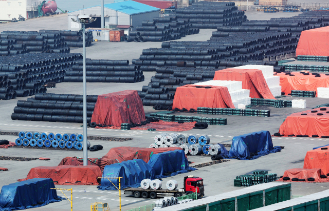 경기도 평택항에 철강 제품이 쌓여있는 모습. 연합뉴스
