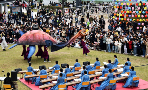 30일부터 김해는 ‘빛의 제국’