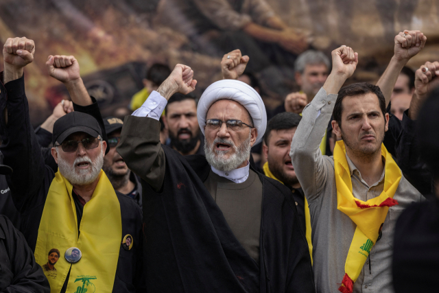 레바논 크파르 시르에서 열린 레바논과 이스라엘 간의 10일간의 휴전이 발효되기 전 이스라엘과의 분쟁 중 사망한 헤즈볼라 대원들을 포함한 사람들의 장례식에 조문객들이 참석한 모습. 로이터연합뉴스