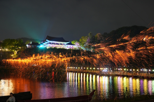 지난해 경남 밀양시 내일동 영남루에서 개최된 밀양국가유산 '야행' 어화 꽃불놀이. 밀양시 제공