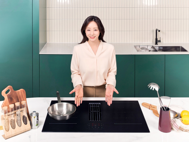 삼성전자 모델이 인피니트 라인의 후드일체형 인덕션 제품을 소개하고 있다.삼성전자 제공