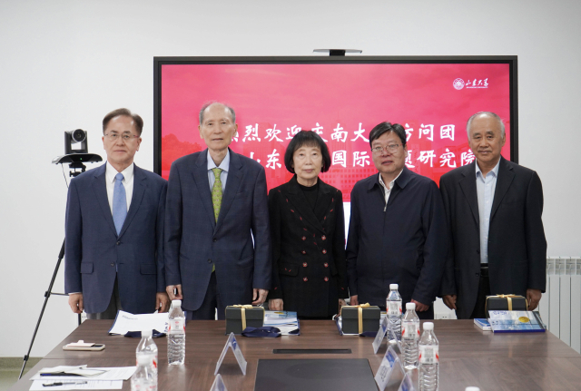 경남대학교 박재규(왼쪽 두번째) 총장이 중국 산동대학교를 찾아 학술교류회 참석자들과 함께 사진을 찍고 있다. 경남대학교 제공