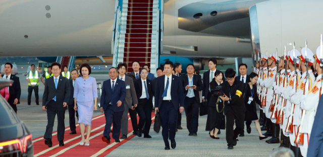 베트남을 국빈 방문한 이재명 대통령과 김혜경 여사가 21일(현지시간) 하노이 노이바이 국제공항에 도착한 공군 1호기에서 내려 이동하고 있다. 연합뉴스