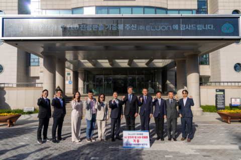 LED 전광판 앞에서 주요 참석자들이 기념사진을 촬영하고 있다. 국립한국해양대 제공