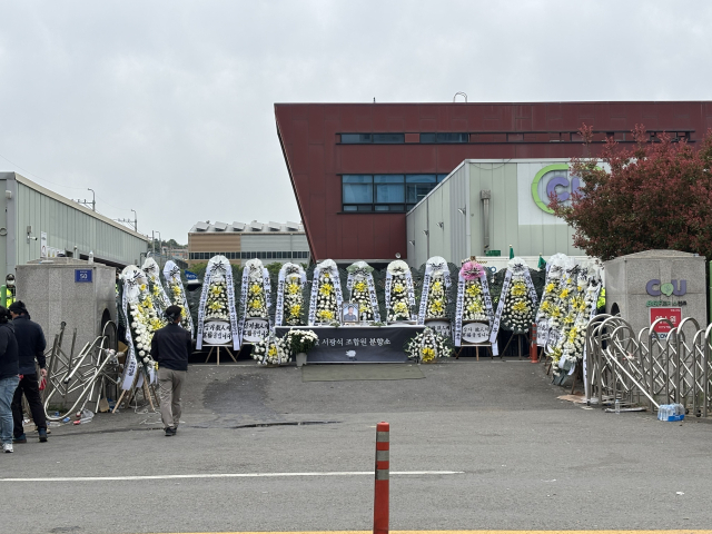 22일 경남 진주시 정촌면 CU 진주물류센터 앞에 임시 분향소가 마련됐다. 지난 20일 오전 집회 중이던 화물연대 조합원들이 화물차에 치어 1명이 숨지고 2명이 다쳤다. 김현우 기자