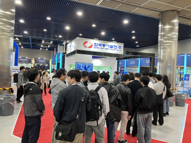 한국동서발전 직원들이 공공데이터 설문조사 참여자들에게 기념품을 나눠주고 있다. 동서발전 제공