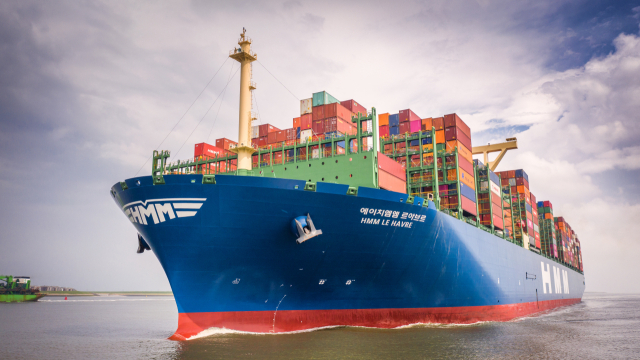 HMM의 초대형 컨테이너선이 서비스 노선에 대한 선대 재배치 결정으로 다음 달부터 부산항 신항에 기항하지 않는다. 사진은 벨기에 앤트워프항에 입항하는 르아브르호. HMM 제공