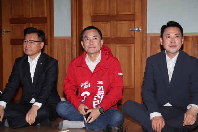 22일 강원 양양군 손양면 수산리어촌마을회관을 찾은 국민의힘 이양수(왼쪽부터) 국회의원, 김진태 예비 후보, 장동혁 당 대표가 각자 다른 곳을 바라보고 있다. 연합뉴스