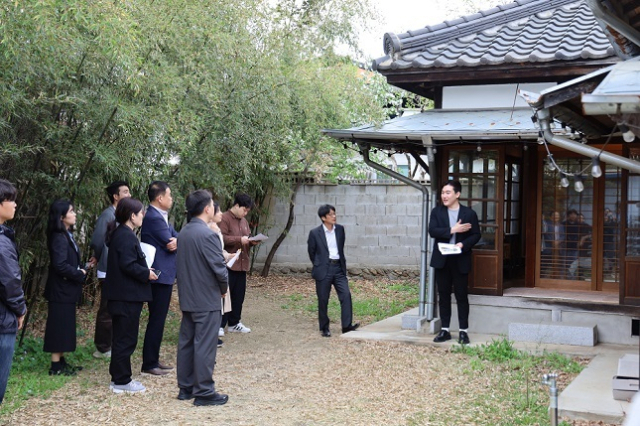 농촌 빈집정비 협의회에서 국내 빈집 재생사례인 경북 문경 산양정행소를 견학하고 있다. 농식품부 제공