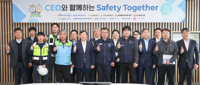 한국서부발전은 지난 21일 충남 태안발전본부에서 ‘시이오(CEO)와 함께하는 안전동행(Safety Together)’을 개최했다. 이정복 서부발전 사장(앞줄 왼쪽 네 번째)과 협력사 대표, 협력사 근로자 대표 등 참석자들이 기념촬영하는 모습. 서부발전 제공