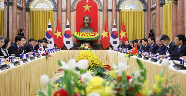 이재명 대통령과 또 럼 베트남 공산당 서기장 겸 국가주석이 22일(현지시간) 하노이 주석궁에서 확대정상회담을 하고 있다. 연합뉴스