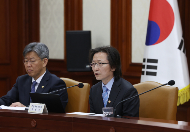 주병기 공정거래위원장(오른쪽)이 23일 서울 종로구 정부서울청사에서 열린 민생물가 특별관리 관계장관TF에서 발언하고 있다. 연합뉴스