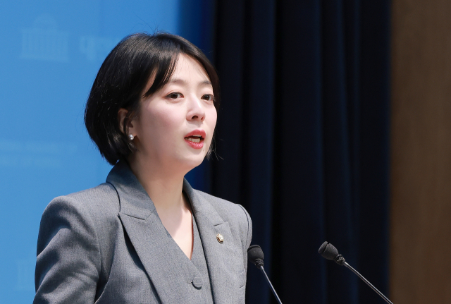 국민의힘 서울시당 공천관리위원장인 배현진 의원이 15일 국회 소통관에서 서울 은평구 청년 공천과 관련해 기자회견하고 있다. 연합뉴스