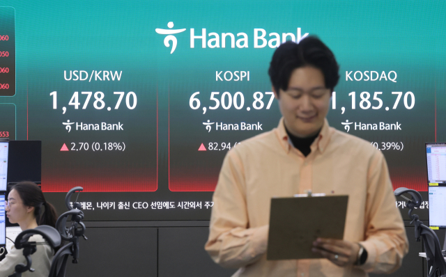 코스피가 장중 6500을 돌파한 23일 서울 중구 하나은행 딜링룸에서 직원들이 업무를 보고 있다. 연합뉴스