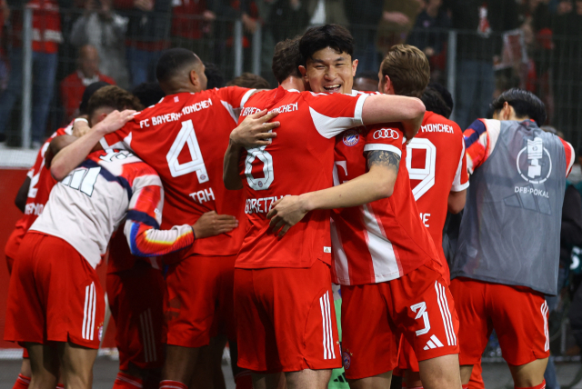 바이에른 뮌헨의 김민재(가운데)가 23일(한국 시간) 독일 레버쿠젠의 바이아레나에서 열린 레버쿠젠과의 2025-2026 DFB 포칼 준결승전에서 승리한 뒤 동료 선수들과 기쁨을 나누고 있다. 로이터연합뉴스
