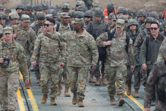 지난달 14일 경기도 연천군 임진강에서 실시된 한미연합 도하훈련에서 제이비어 브런슨 한미연합사령관(가운데)이 부교를 건너며 장병들을 격려하고 있다. 한미연합훈련 ‘자유의 방패’ 연습 일환으로 실시된 이번 훈련에는 미2사단·한미연합사단과 한국군 수도기계화보병사단 및 7공병여단이 참가했다. 연합뉴스